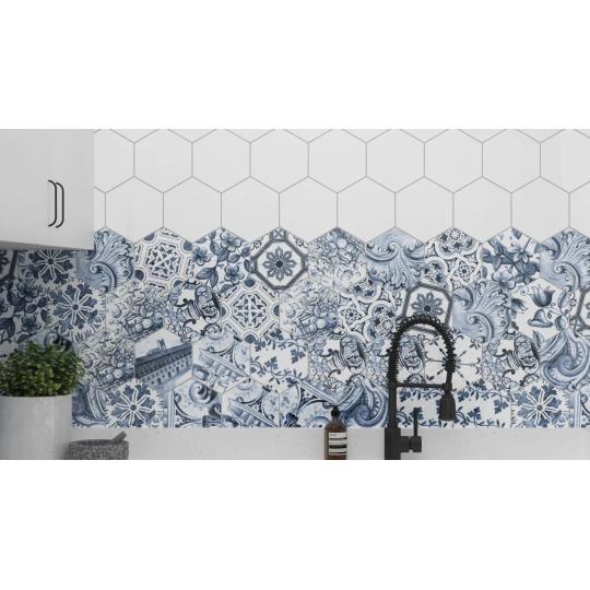 furdoszoba azulejos fenyes feher hexa kek kezzel festett dekor csempe regies hullamos rusztikus elegans mediterran vintage hatszogletu falburkolat konyha.jpg